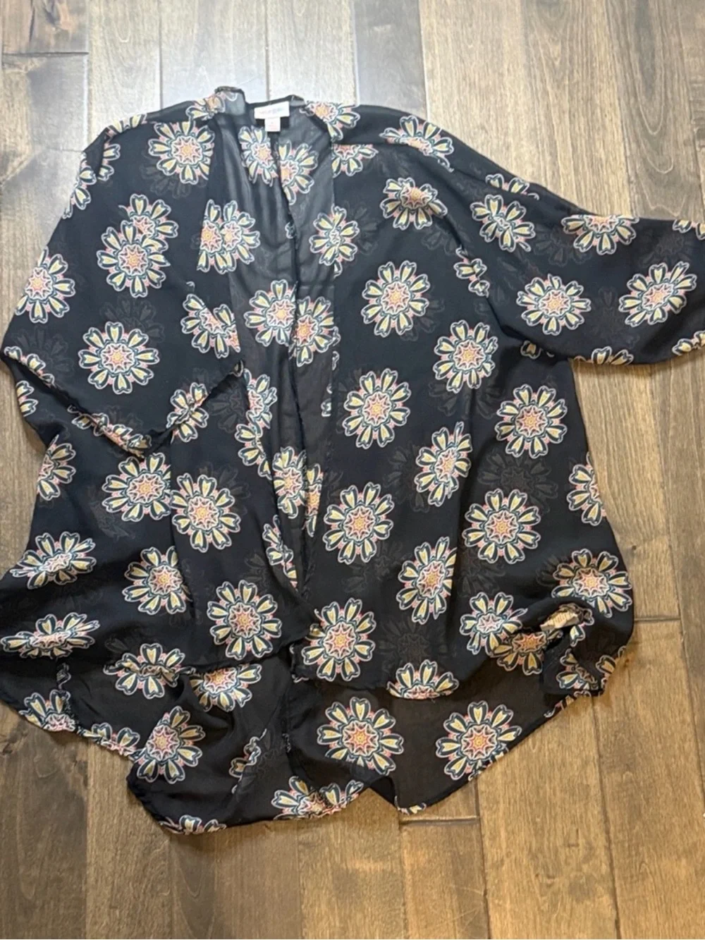LuLaRoe Lindsey Small Black Floral Medallion Kimono Cardigan Open Front Cover Up